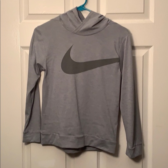 gray nike sweatshirt